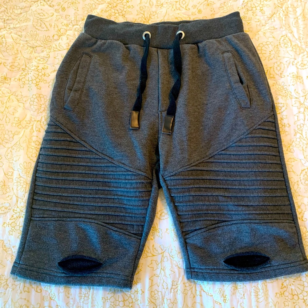 Men’s Sz M Grey Drawstring Shorts (fitted)